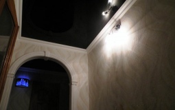Черный матовый двухуровневый потолок для коридора