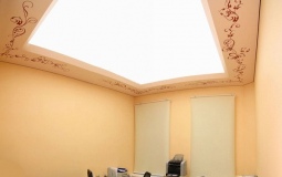 Белый двухуровневый потолок в сочетании со светопровоящим для офиса